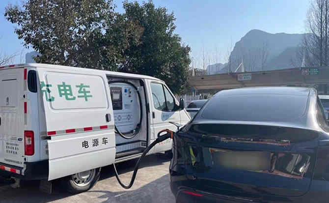 新安汽车搭电